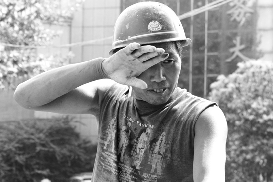 昨日，濟源市市政工人王紅旗在揮汗工作