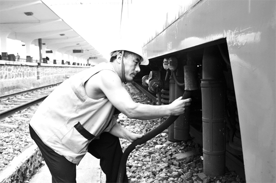 昨日，商丘火車站給水員在烈日下工作