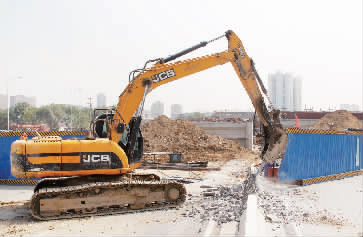 南陽(yáng)路、北環(huán)快速路立交橋?qū)⑦M(jìn)行封閉施工，圖為工人正在拆除隔離欄