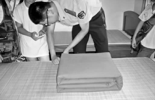 鄭州市某武警駐地，武警官兵現(xiàn)場表演疊被子