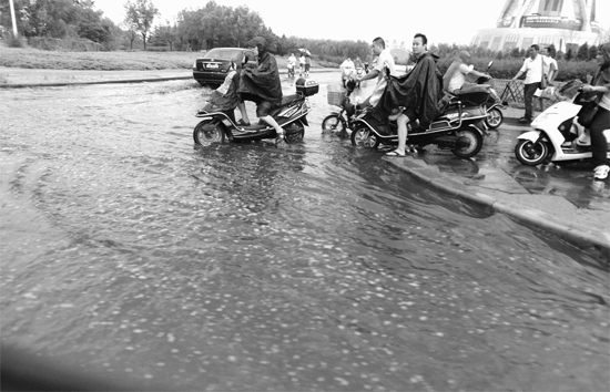 8月7日，鄭州一場暴雨，鄭州多處干道被淹，市民行路如過河