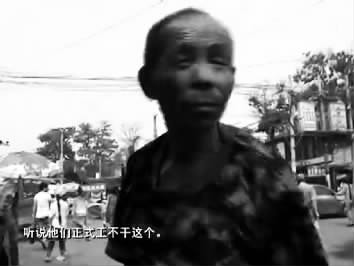 視頻中的男子面對鏡頭發(fā)泄心中的不滿：不合理，明擺著剝削人