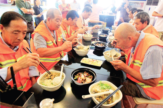 8月18日中午，鄭州市商城路一家飯店邀請33位一線環(huán)衛(wèi)工免費吃頓飯