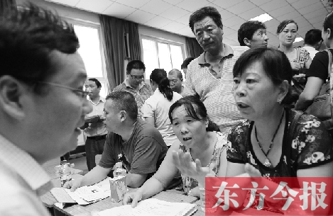 帶著孩子小升初的諸多疑問(wèn)，眾多家長(zhǎng)（右）向教育部門咨詢