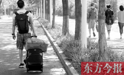 滿載著家人的希望，沿著學(xué)校的路標(biāo)，鄭州大學(xué)新生入學(xué)了，一位新生自己帶著行李來(lái)報(bào)到