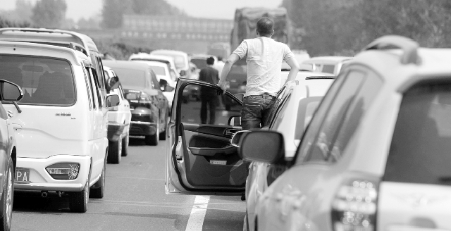 10月7日下午，寧洛高速漯河至商水段，因車禍發(fā)生擁堵