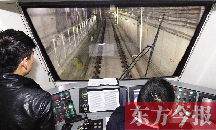 為了地鐵一號線在年底按期投入試運營，大家正在緊張調(diào)試