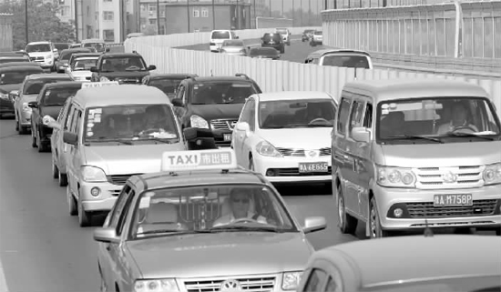 上午11點，鄭州市京廣快速路由北向南的路段已經(jīng)開始擁堵，要是早晚高峰，更是堵得走不成