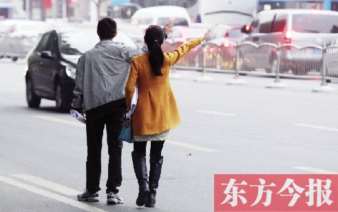 昨日下午5時30分，鄭州市花園路口公交站，一對青年正焦急等車