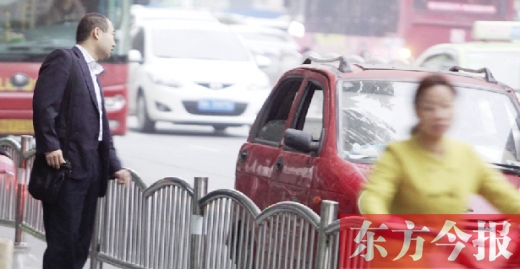 昨日下午5點(diǎn)40分，一男子久久未等到出租車，一輛“黑三輪”車主便和他搭訕