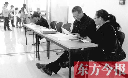 　　10月16日，鄭州市社保中心辦事大廳，新增的桌椅方便了前來辦理手續(xù)的市民