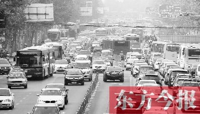 昨日下午4點(diǎn)，在花園路與黃河路口附近，車堵成了“一鍋粥”