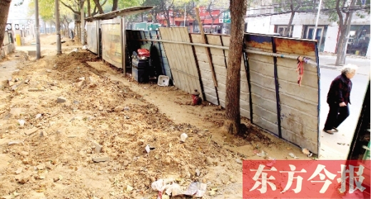 鄭州市紅專路與政七街交叉口，一工地“圍而不動”，步行者只好擇路而行