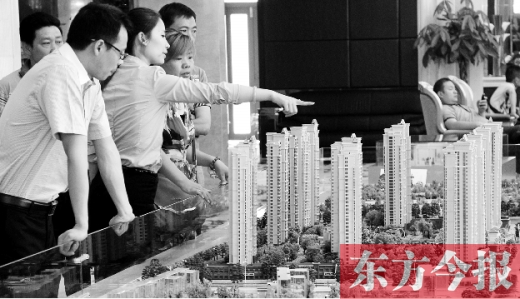買套房子，幾乎要耗盡大半生的積蓄，所以，房?jī)r(jià)的高低時(shí)刻牽動(dòng)著國(guó)人的心
