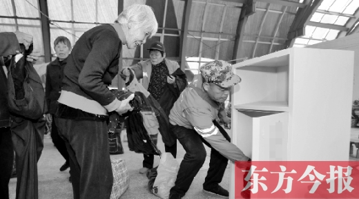 11月5日，孫德坤把棉衣送到今報(bào)的一處“愛有所衣”站點(diǎn)