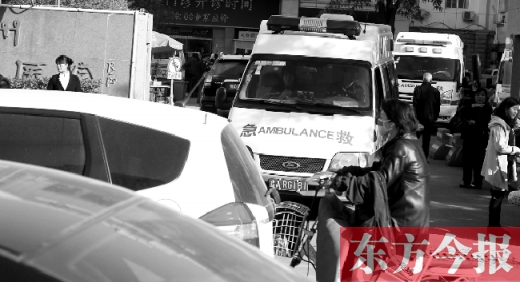 馬路上的機(jī)動車越來越多，臨著大路鄭州市第一人民醫(yī)院門口，出急診的救護(hù)車常常遭遇堵車