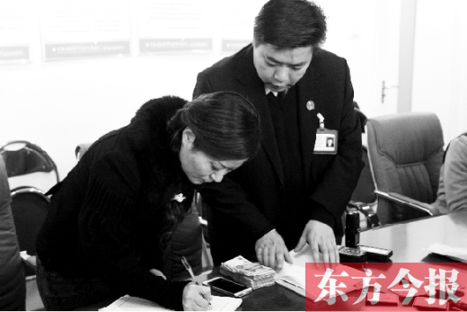 強制執(zhí)行+曝光，讓楊女士（左）拿到補償金