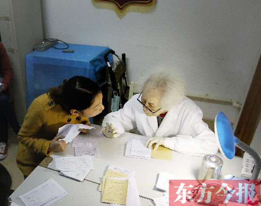 昨日，97歲的“醫(yī)生奶奶”胡佩蘭在給患者看病