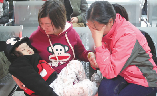 昨日，9時35分，堅守在手術(shù)室外的嘟嘟在媽媽懷里睡著了，因被眼前的真情觸動，今報記者趙丹流下了眼淚