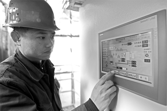 宗希明在“政七街煤改氣項(xiàng)目” 工程工地。高科技完全取代了老式燃煤鍋爐笨重、復(fù)雜的管理和控制