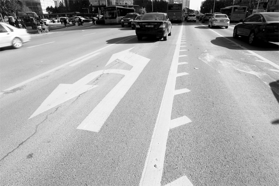 昨日，鄭州市金水路未來路口的“魚刺”車道，好多司機(jī)不知道咋走