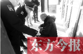 昨日，鄭州市管城區(qū)執(zhí)法局對轄區(qū)一只狗狗檢查是否辦過證 東方今報首席記者 劉棟杰 攝