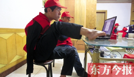 12月2日，一名“豫殘聯(lián)盟”志愿者正通過網(wǎng)絡(luò)、微博等聯(lián)絡(luò)著各地殘疾人朋友 東方今報首席記者 張曉冬