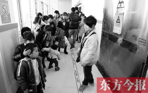 11月30日上午，星星等20余名“袖珍人”到鄭州市兒童醫(yī)院進(jìn)行骨齡測定