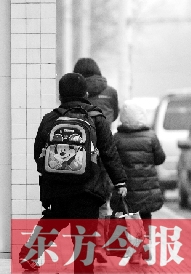 一名學(xué)生背著書(shū)包走出校門(mén)準(zhǔn)備回家。教育部發(fā)布規(guī)定，其中明確規(guī)定教師收禮、有償補(bǔ)課等行為將受到相應(yīng)處分