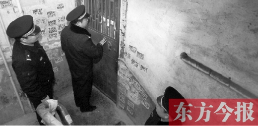 12月3日，鄭州市隴海路。執(zhí)法人員欲進(jìn)入一戶未辦狗證的居民家中，強(qiáng)行將狗帶走