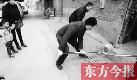 12月3日，鄭州市隴海路。執(zhí)法人員對一只“辦了證卻不系繩”的狗進(jìn)行捕捉