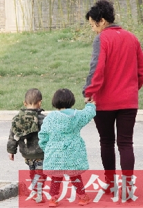 男孩兒姓“鄭”，女孩兒姓“周”（取“州”諧音），即“鄭州”之意，這一取名法得到了認(rèn)可