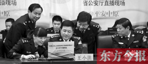 省公安廳廳長(zhǎng)王小洪（中）和微博網(wǎng)友在進(jìn)行交談，發(fā)現(xiàn)問題現(xiàn)場(chǎng)馬上解決