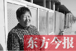 在京水村的臨時(shí)過渡區(qū)內(nèi)，一位大媽在儲(chǔ)存大白菜