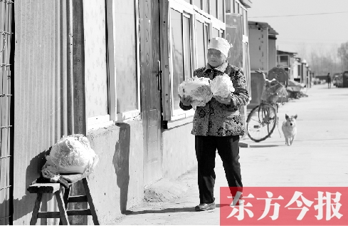 在京水村的臨時(shí)過渡區(qū)內(nèi)，62歲的村民白小英對(duì)未來的生活充滿期待