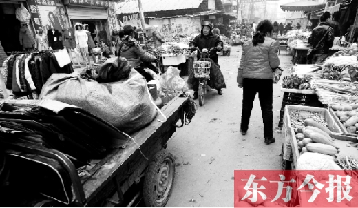 和所有的都市村莊一樣，老鴉陳也充滿著形形色色的人，窄窄的巷子因占道經(jīng)營(yíng)變得更加狹窄