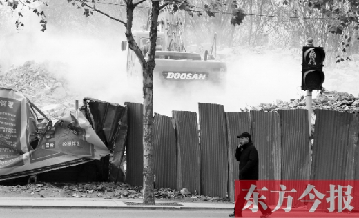 昨日，鄭州市未來路與緯四路交叉口一工地施工不除塵，加重了空氣污染