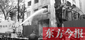 昨天早上8點半，鄭州市農(nóng)業(yè)路一拆遷工地，用兩臺噴水車噴水除塵，有效地阻止了施工揚塵