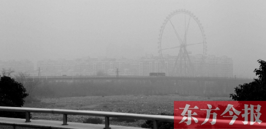 我看！我再看！我都看不見世紀(jì)歡樂園的巨大摩天輪了，送孩子上學(xué)的路，真快看不清了