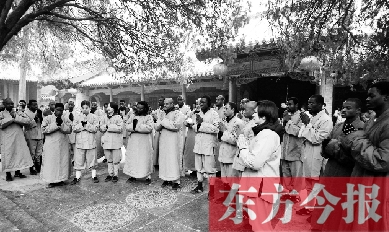 20名非洲洋弟子領取結業(yè)證書前，虔誠聆聽少林寺方丈禪語