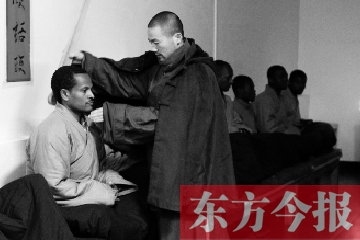 少林功夫講究禪武合一，坐禪當然少不了,別看就是坐坐，姿勢都要師傅教