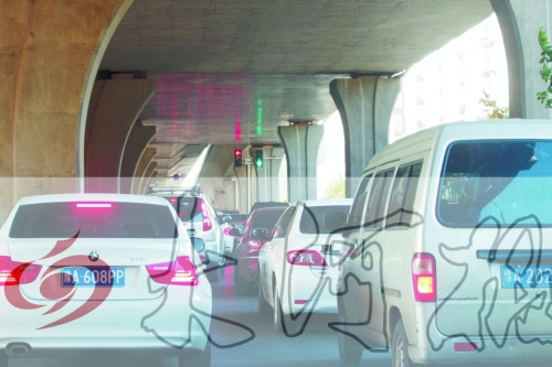 交警在東風(fēng)路從北向南上橋口處擺上反光錐，間歇放行