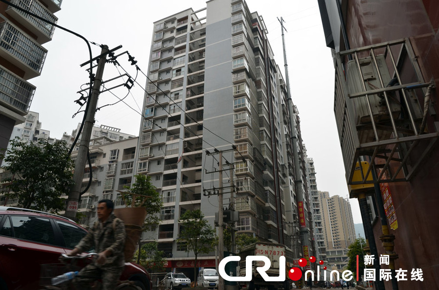 2013年4月2日，四川達(dá)城，電線桿足足有19層樓高，而且離小區(qū)住戶的房屋很近。圖片來源:張?bào)K/CF