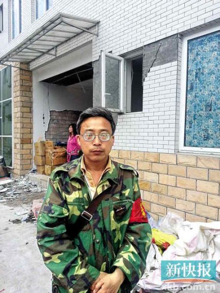 被免副鄉(xiāng)長楊成毅成災(zāi)區(qū)首位免職干部，接受新快報記者采訪時稱：“服從組織決定，大難當(dāng)前官位不要緊”