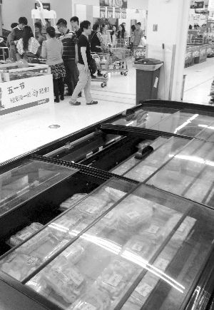 新街口某超市羊肉卷柜臺無人問津。