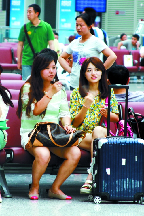 實在太熱，有個美女拿身份證當扇子用