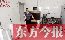 男廁中擺放的電視機、柜子、自行車等物品