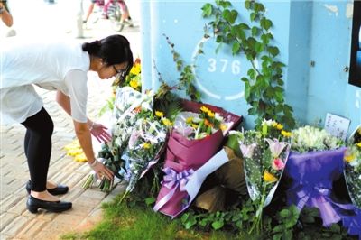 6月8日下午，記者來(lái)到廈門(mén)公交車(chē)爆炸事發(fā)現(xiàn)場(chǎng)橋下，附近已聚集了十幾個(gè)自發(fā)前來(lái)悼念的市民。橋墩下排放了一圈或黃或白的菊花，還有玖瑰、百合等。