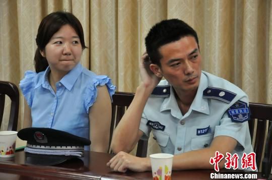 圖為參與“體驗(yàn)式執(zhí)法”的兩名城管隊(duì)員?！埱邸z