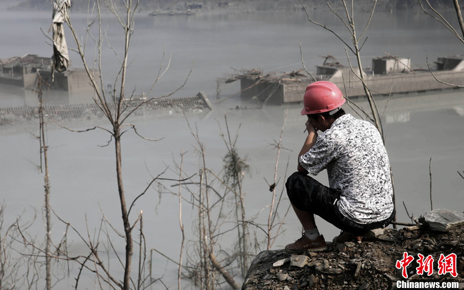7月14日，四川綿陽，在水下沉寂了5年多的北川漩坪鄉(xiāng)浮出水面，如海市蜃樓飄浮在堰塞湖水面，回來看自己